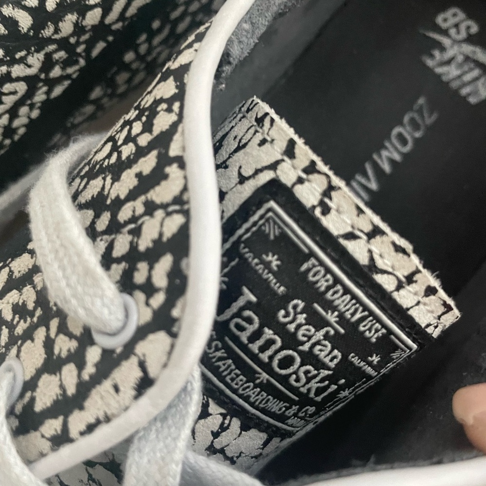 Nike men’s Stefan janoski Black and White Textured Sneakers - Picture 2 of 7